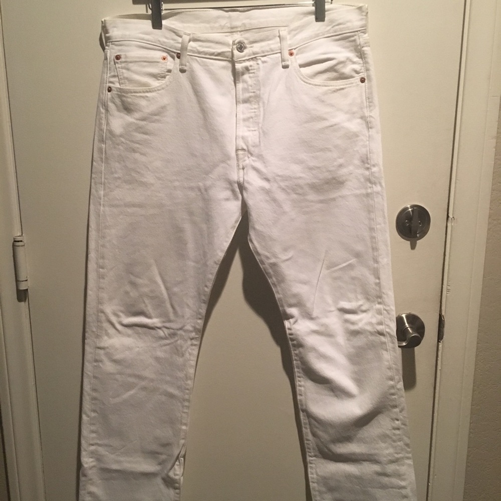 Men’s white Levi’s